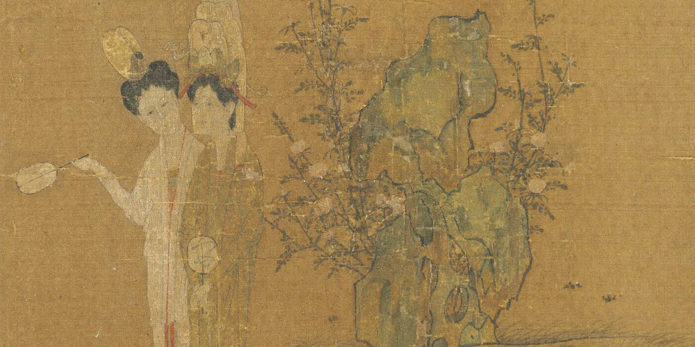 巧笑东邻女伴，采桑径里逢迎。