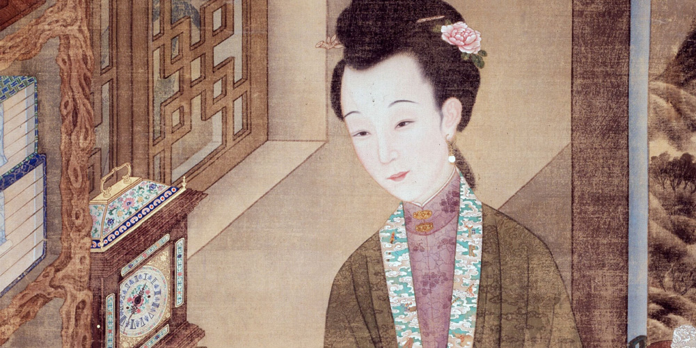 宝髻松松挽就，铅华淡淡妆成。