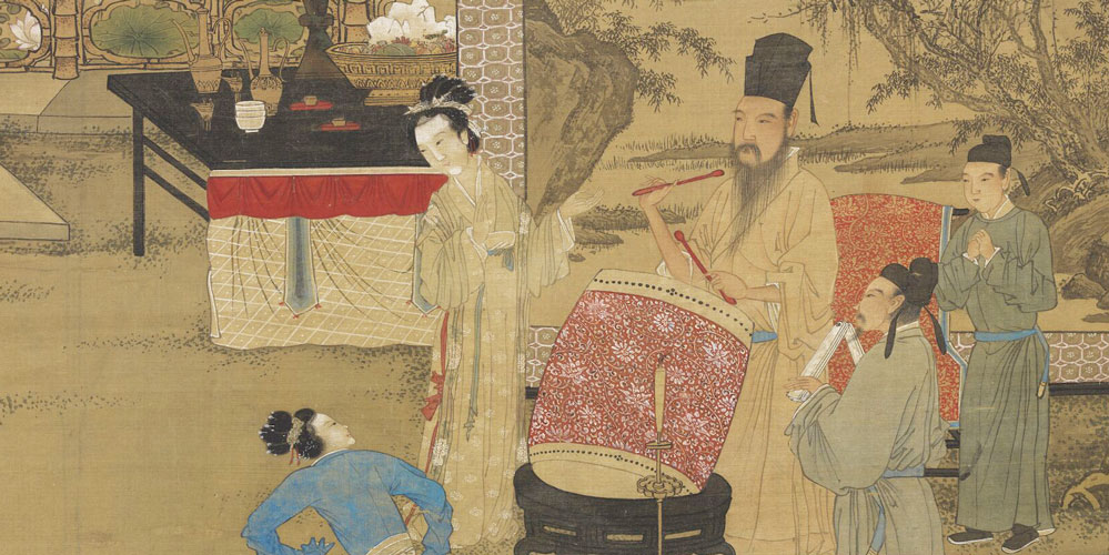 低头羞见人，双手结裙带。