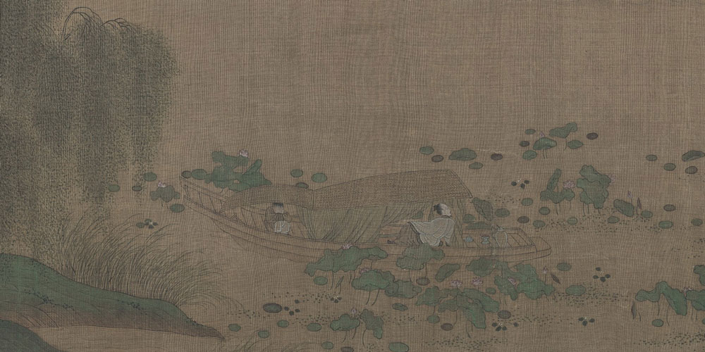 逢郎欲语低头笑，碧玉搔头落水中。