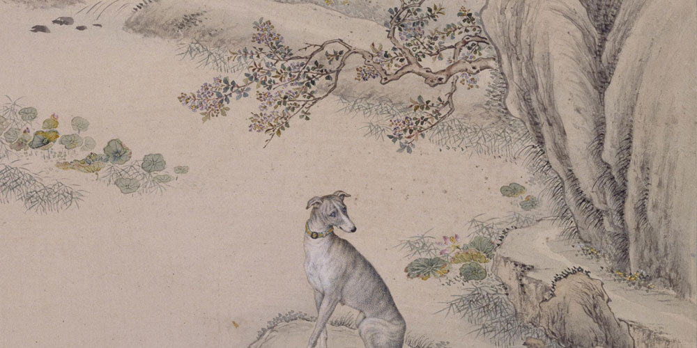 犬吠水声中，桃花带露浓。