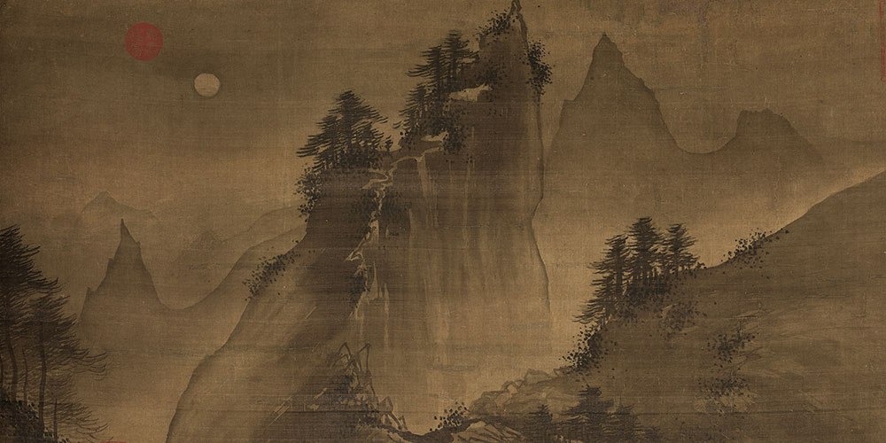 暗尘随马去，明月逐人来。
