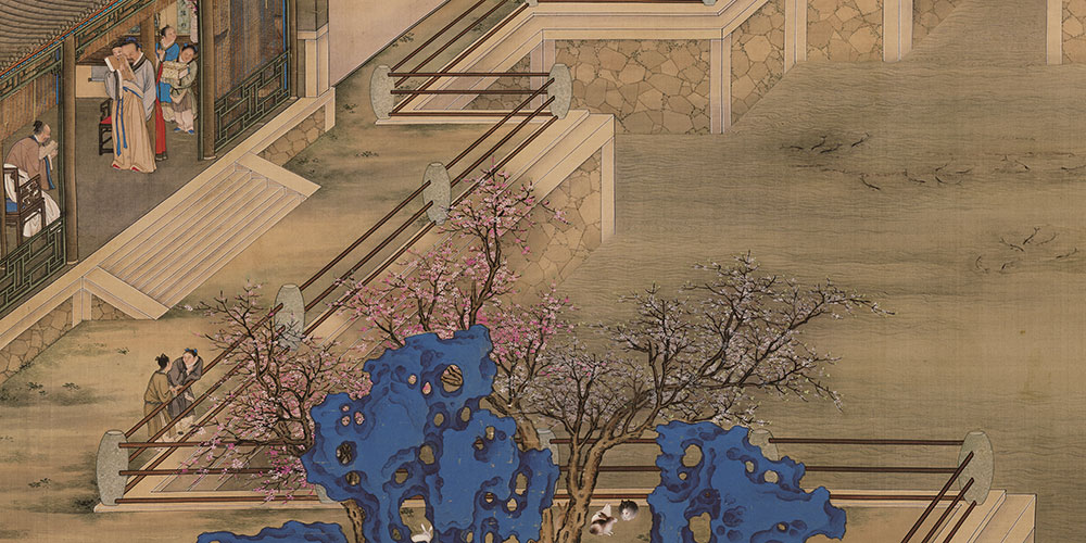 客散酒醒深夜后，更持红烛赏残花。